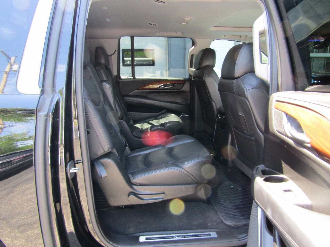 Used 2017 Cadillac Escalade ESV Luxury AWD/4WD image 4