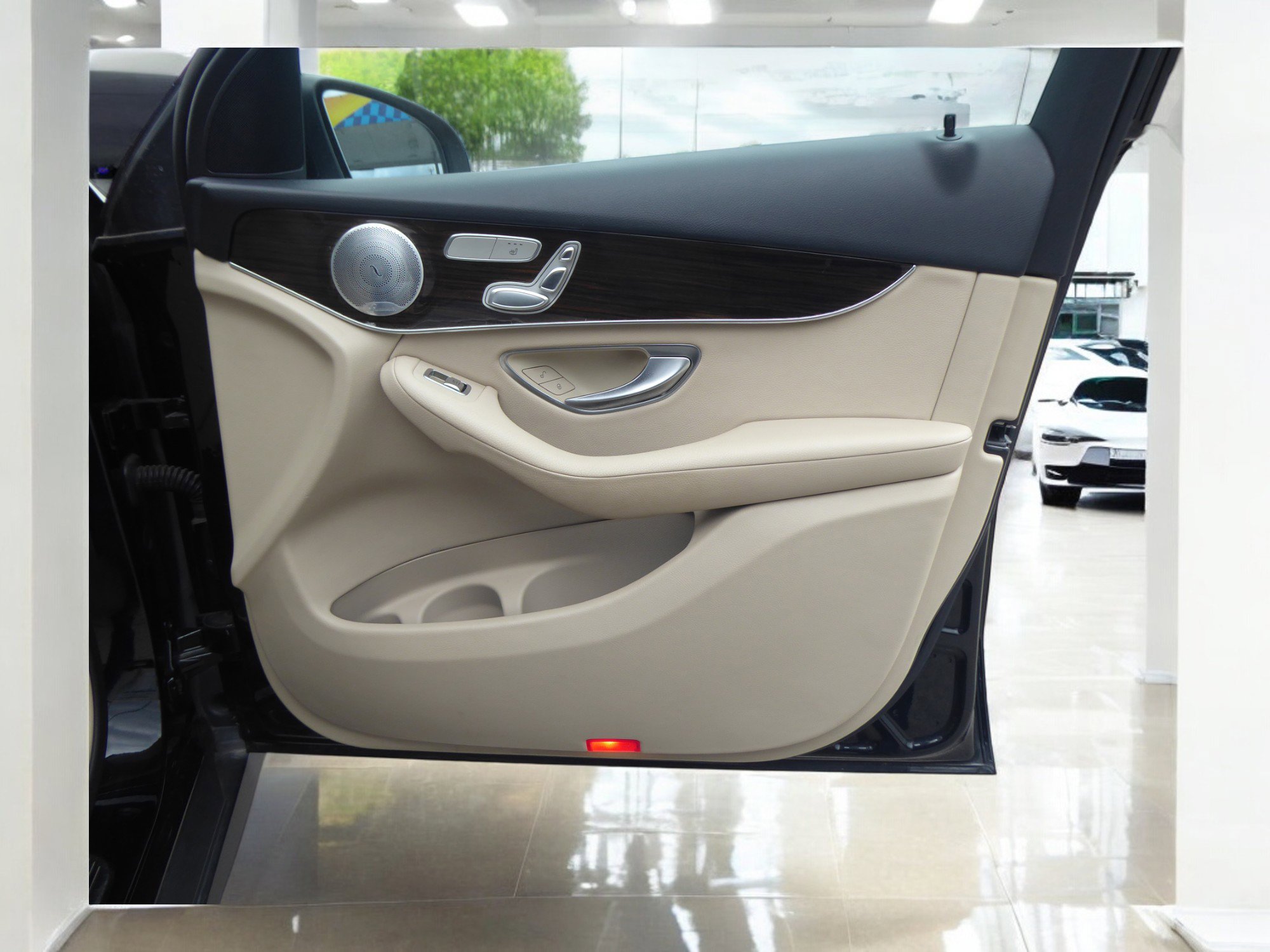 Used 2019 Mercedes-Benz GLC 300 4MATIC w/ Premium Package image 18