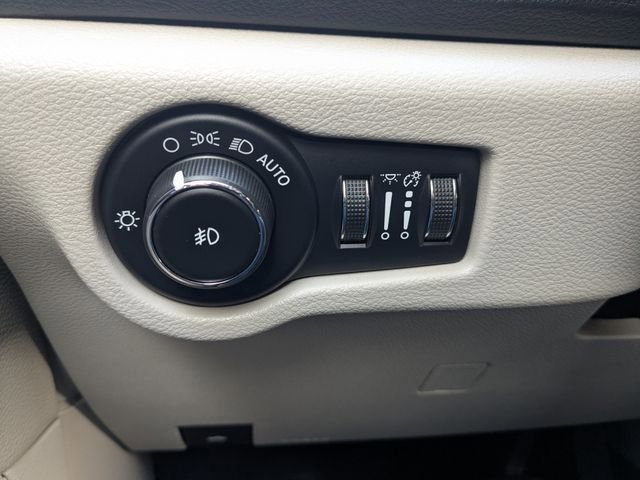 Used 2023 Chrysler Pacifica Touring-L FWD image 22