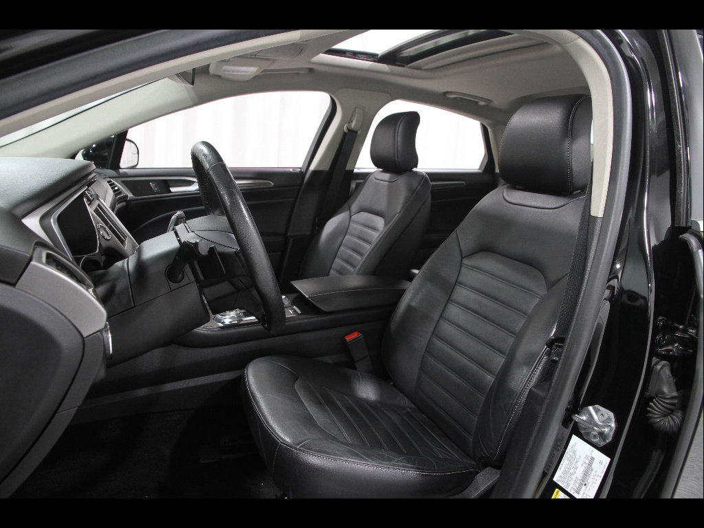 Used 2017 Ford Fusion SE w/ Fusion SE Technology Package FWD image 6