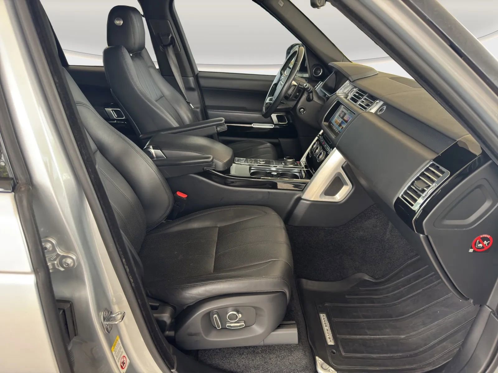 Used 2017 Land Rover Range Rover HSE image 18