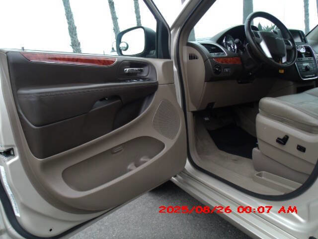 Used 2014 Chrysler Town & Country Touring image 23