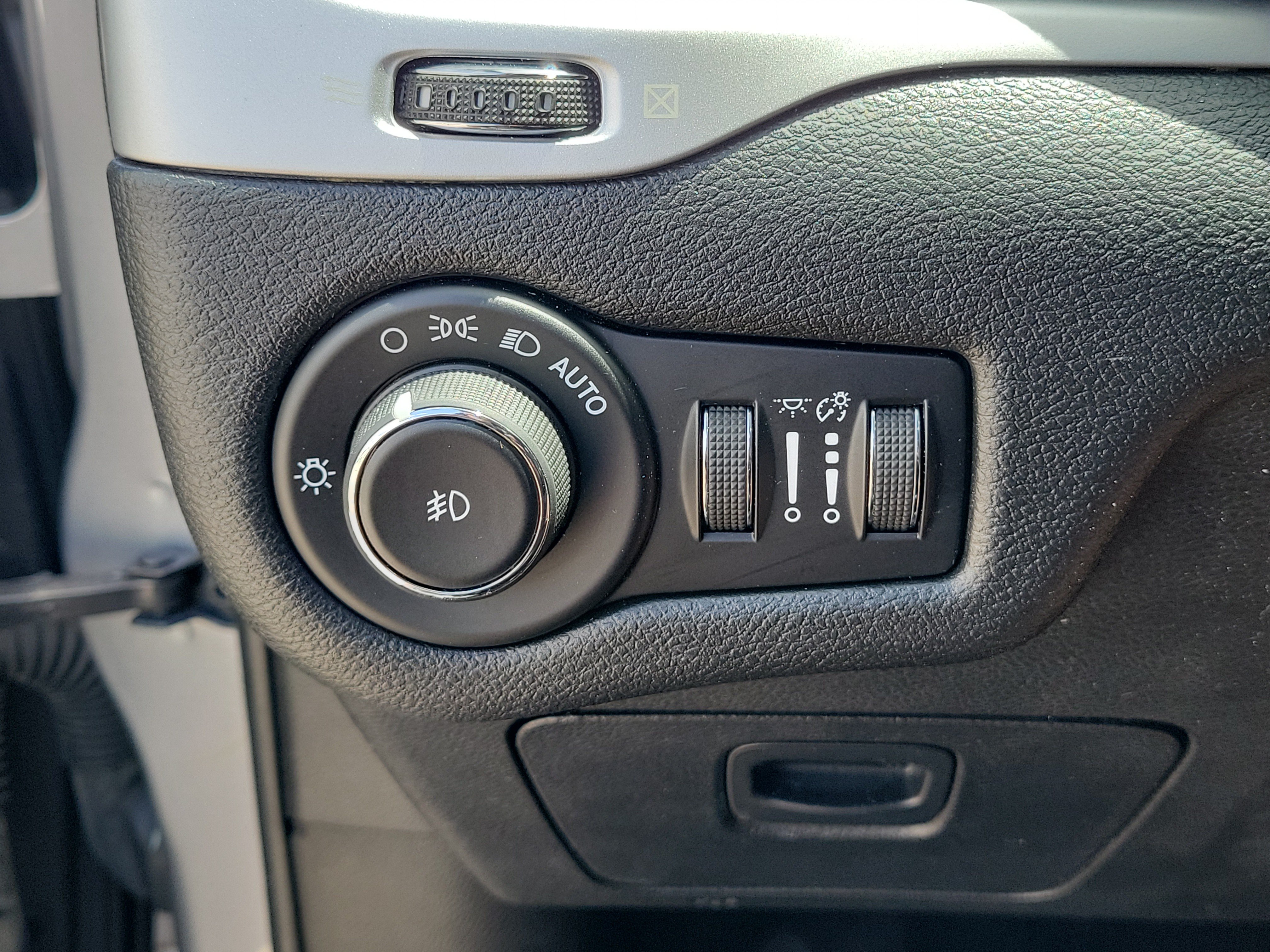 Used 2018 Jeep Cherokee Latitude Plus w/ Cold Weather Group AWD/4WD image 20