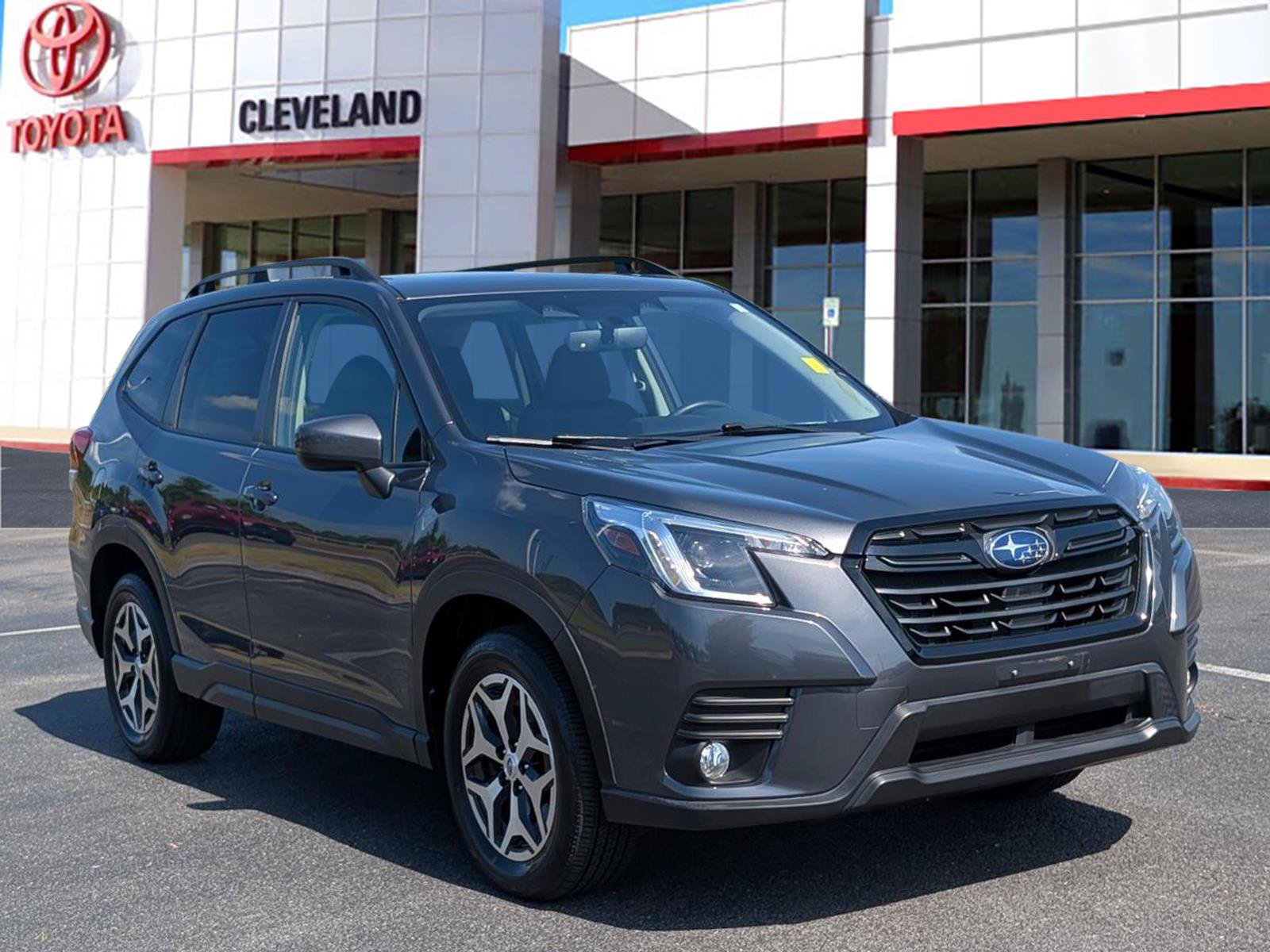 Used 2023 Subaru Forester Premium AWD/4WD image 2