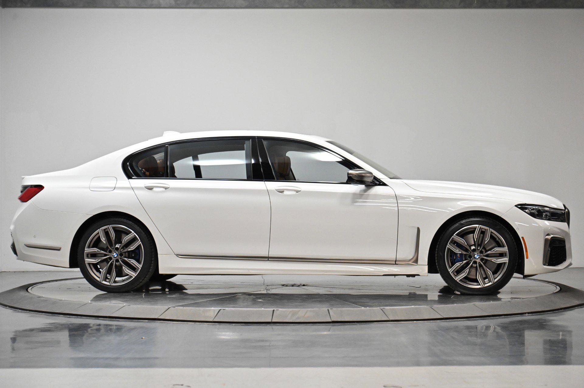 Used 2022 BMW M760i xDrive w/ Luxury Rear Seating Package image 15