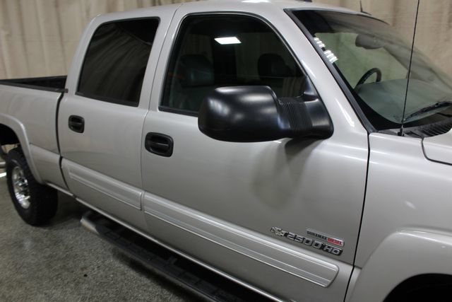 Used 2005 Chevrolet Silverado 2500 LT w/ Heavy-Duty Power Package AWD/4WD image 11