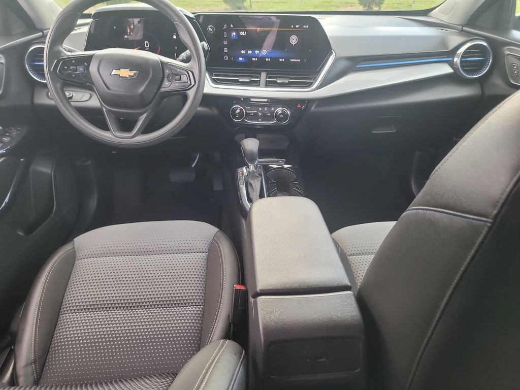 Used 2025 Chevrolet Trax LT FWD image 14