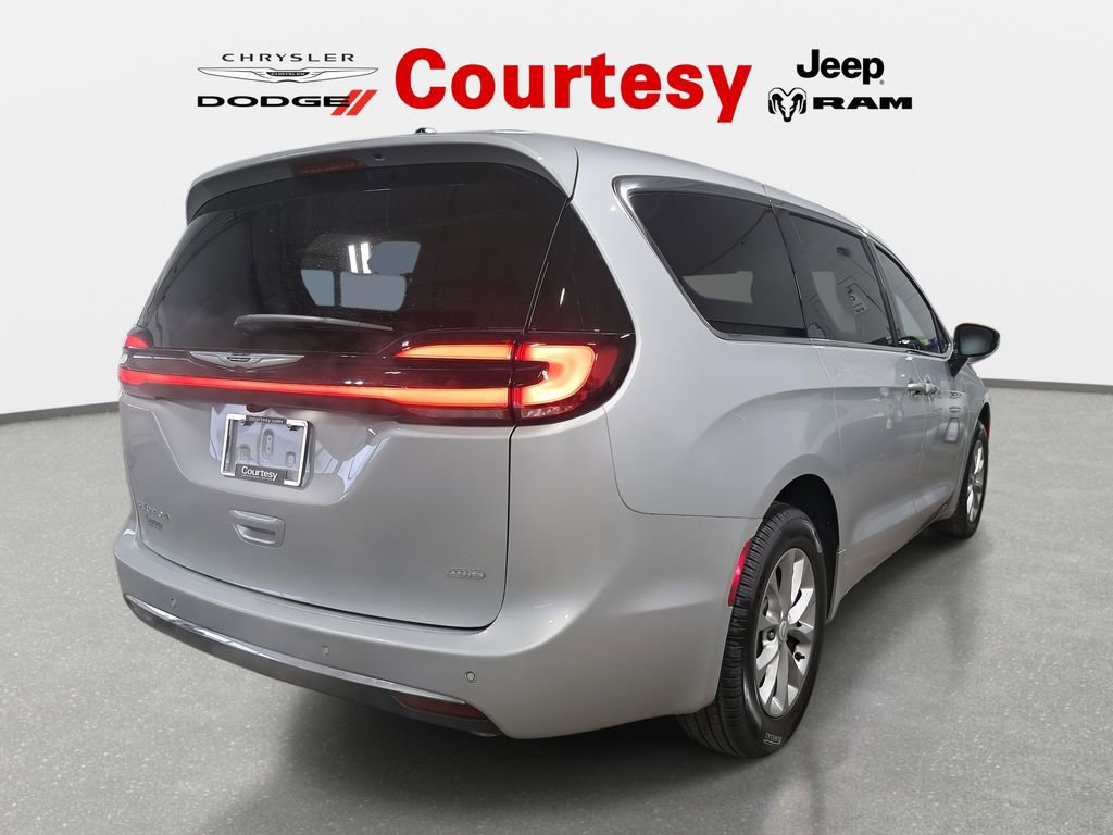 New 2026 Chrysler Pacifica Select AWD/4WD image 3