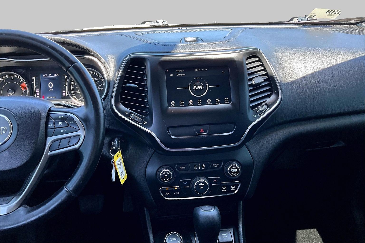 Used 2019 Jeep Cherokee Latitude w/ Cold Weather Group AWD/4WD image 6