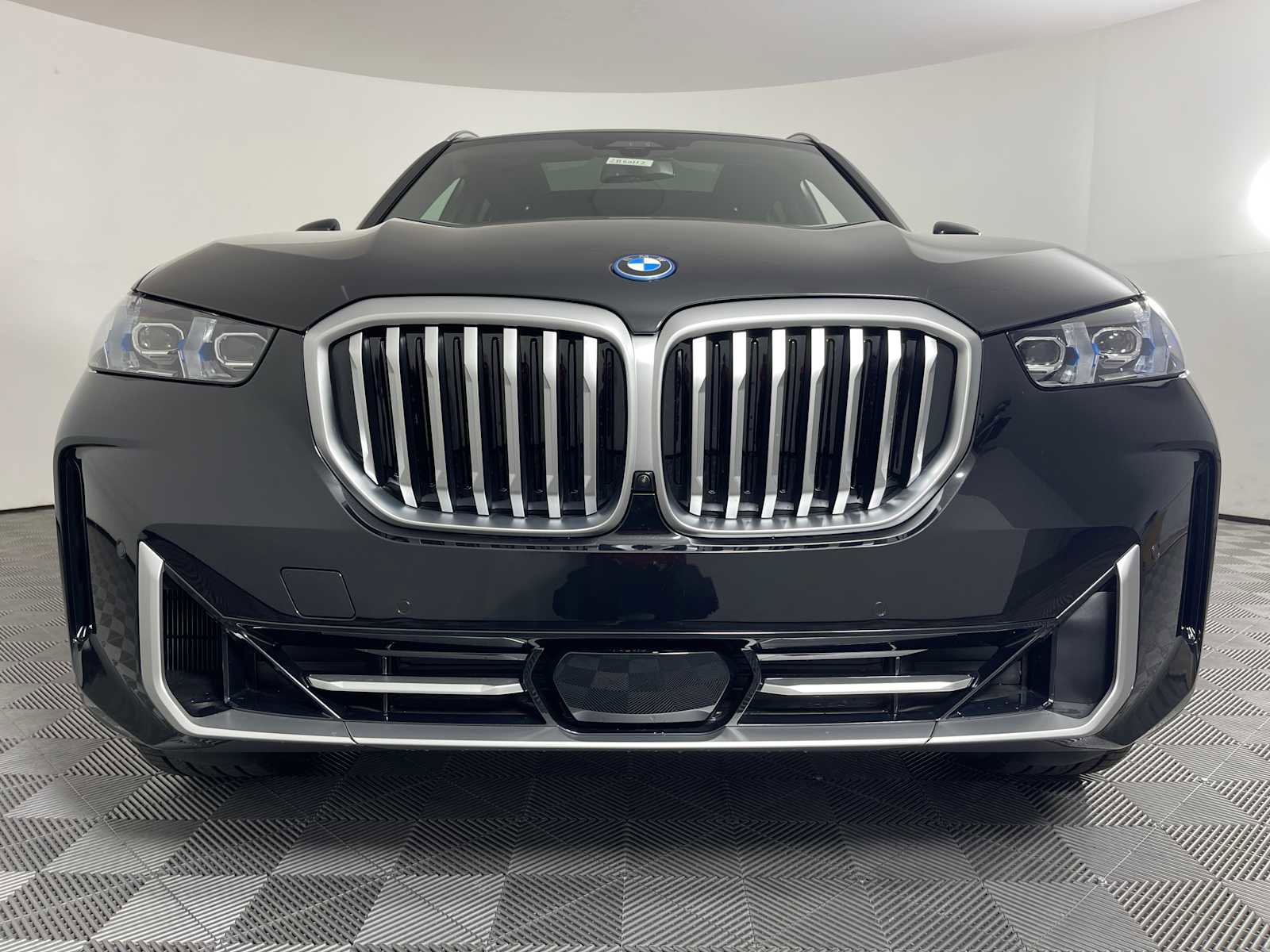 New 2026 BMW X5 xDrive50e image 3