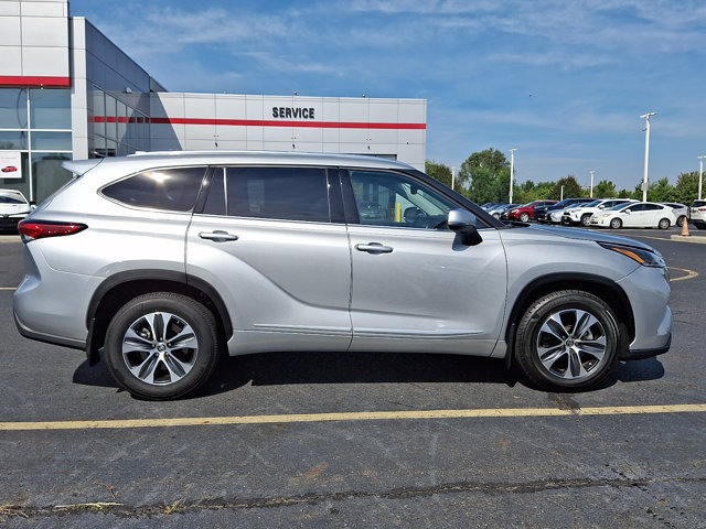 Used 2021 Toyota Highlander XLE AWD/4WD image 7
