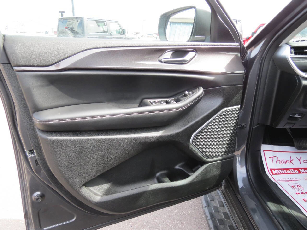 Used 2022 Jeep Grand Cherokee Laredo w/ Luxury Tech Group I image 8