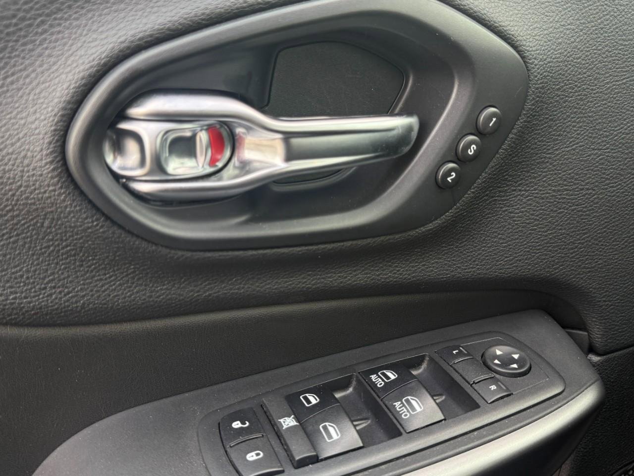 Used 2019 Jeep Cherokee Limited AWD/4WD image 21
