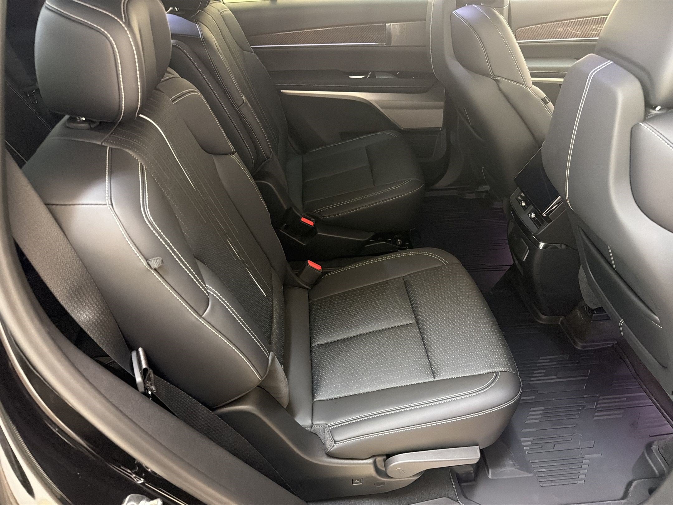 New 2027 Cadillac Vistiq Sport w/ LPO, Floor Liner Package AWD/4WD image 28