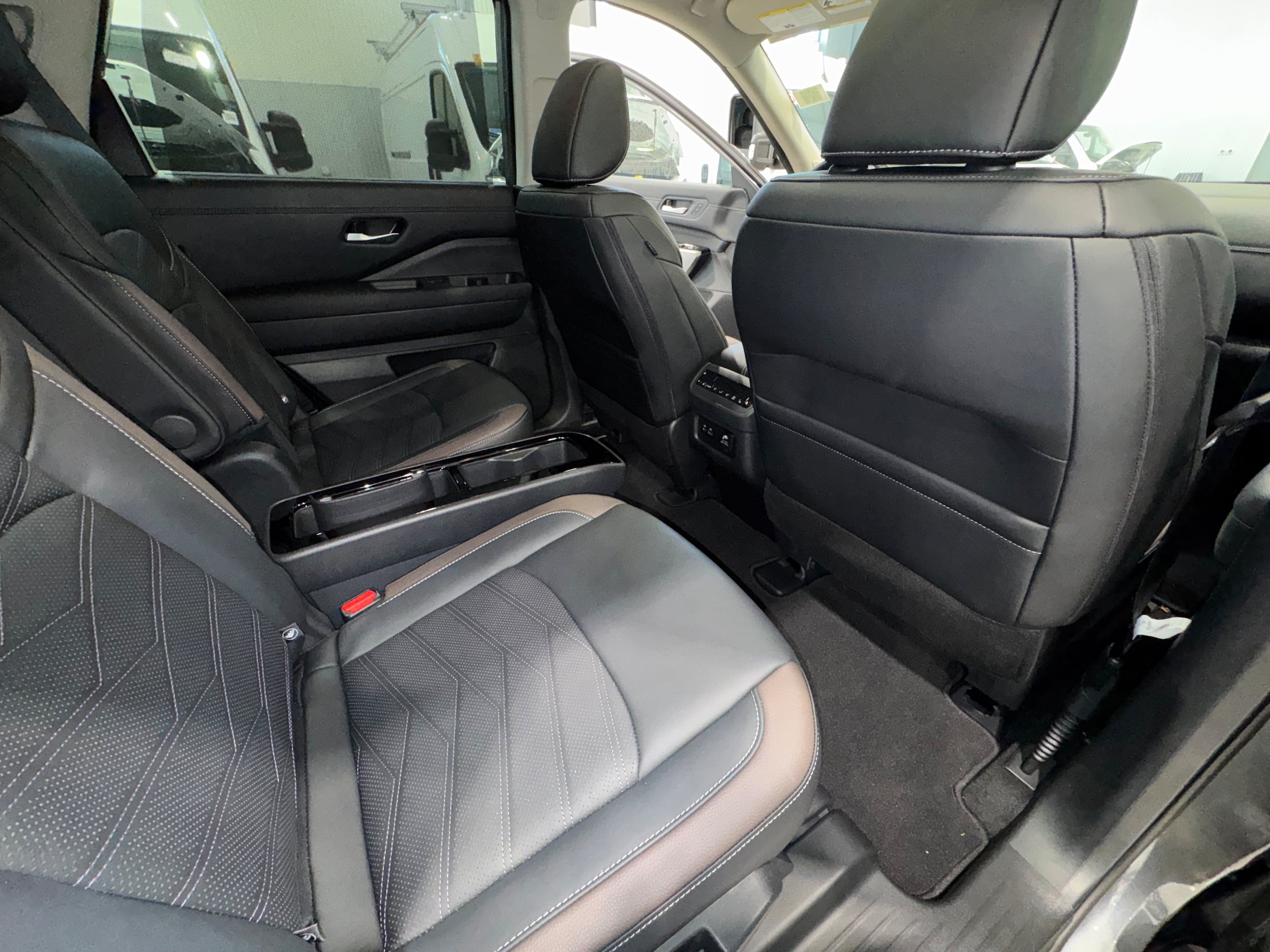 Used 2025 Nissan Pathfinder Platinum AWD/4WD image 11