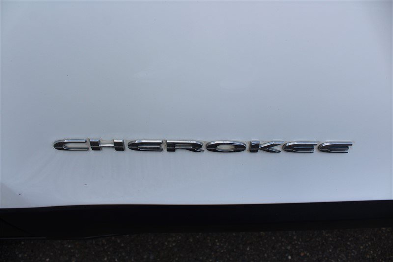 Used 2017 Jeep Cherokee Latitude w/ Comfort/Convenience Group AWD/4WD image 31