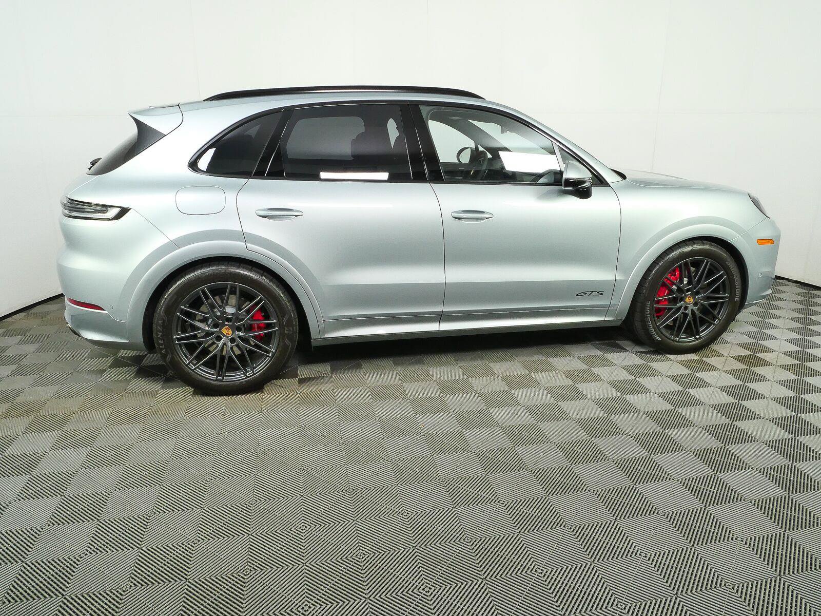 Certified 2025 Porsche Cayenne GTS AWD/4WD image 26