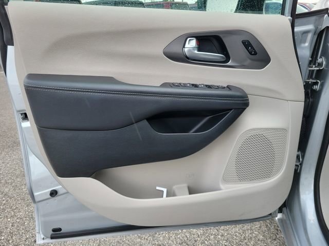 Used 2024 Chrysler Pacifica Touring-L image 19