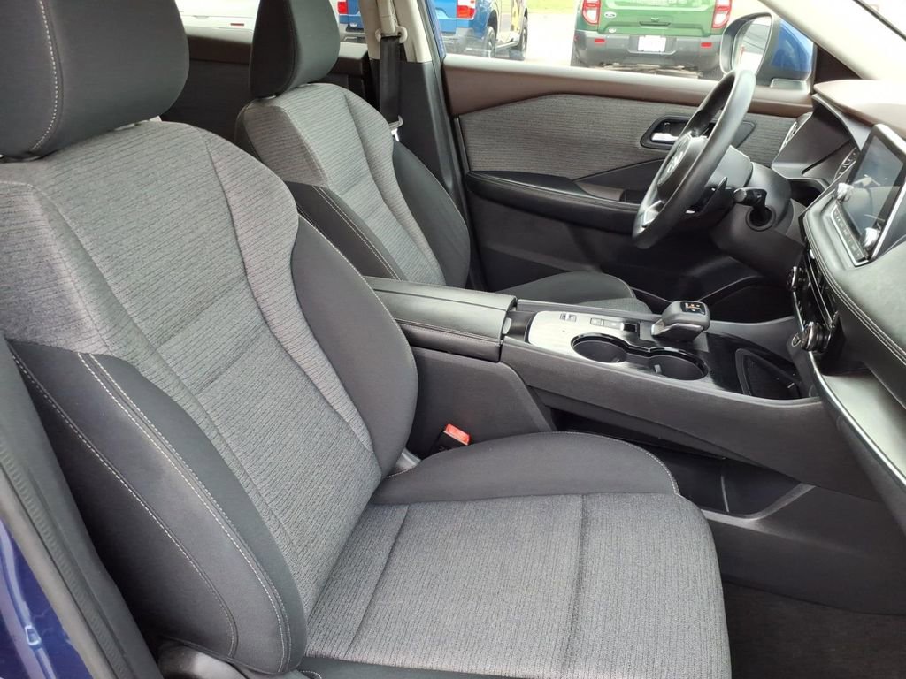 Used 2021 Nissan Rogue SV image 3