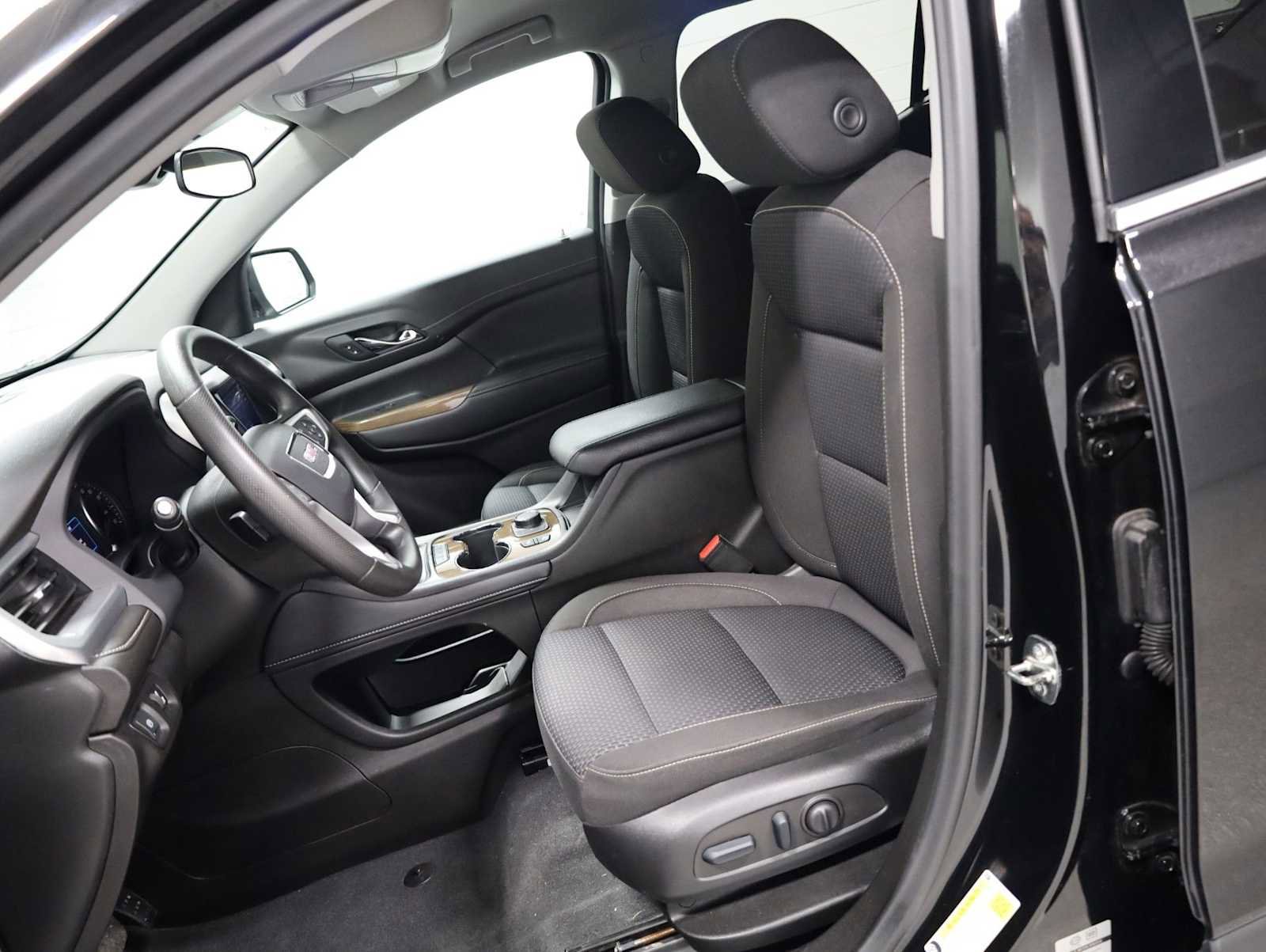 Used 2023 GMC Acadia SLE w/ Driver Convenience Package FWD image 5