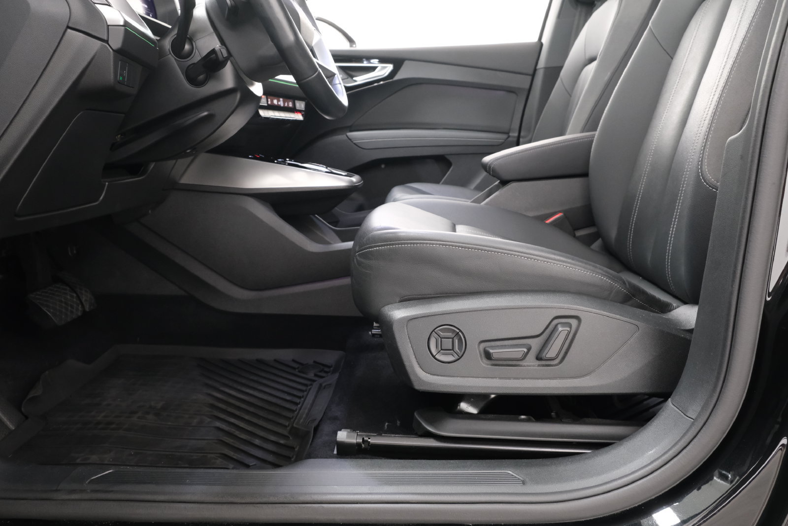 Used 2023 Audi Q4 e-tron Premium Plus w/ Premium Plus AWD/4WD image 32