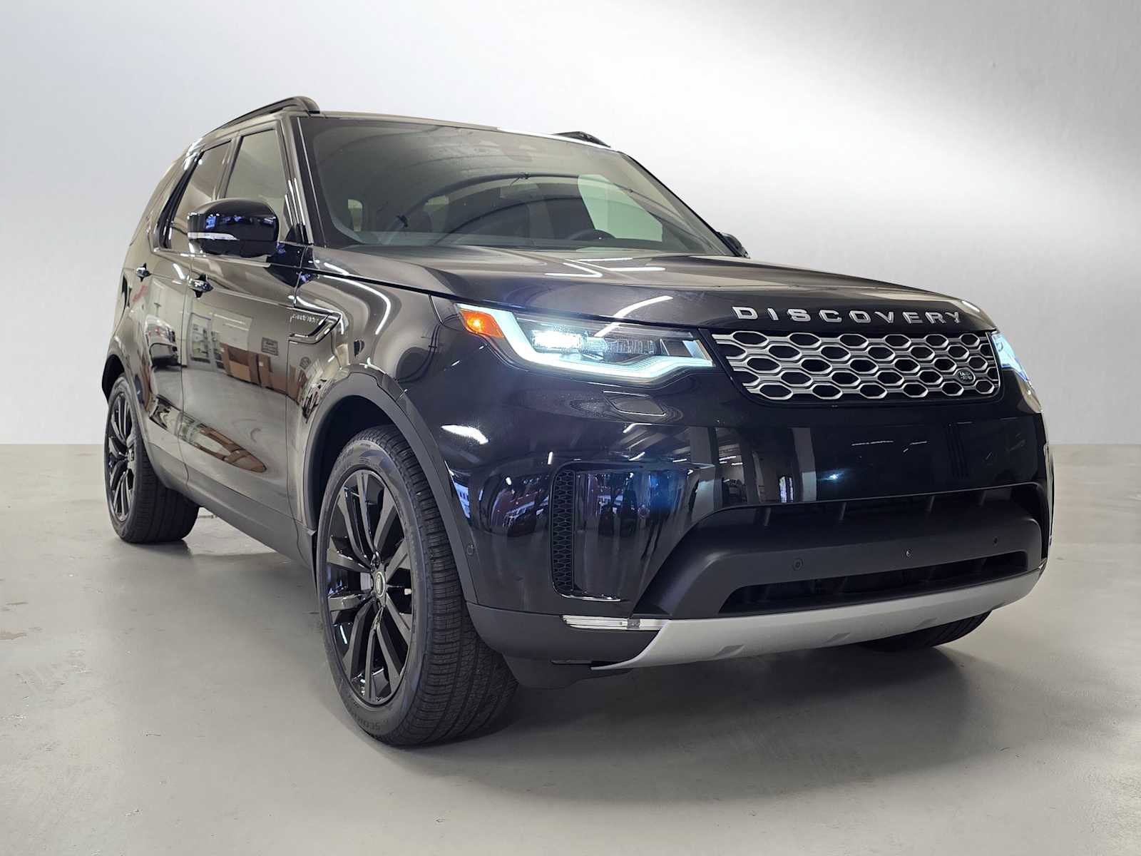 New 2026 Land Rover Discovery S image 7