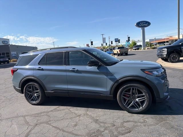 Used 2025 Ford Explorer ST AWD/4WD image 3