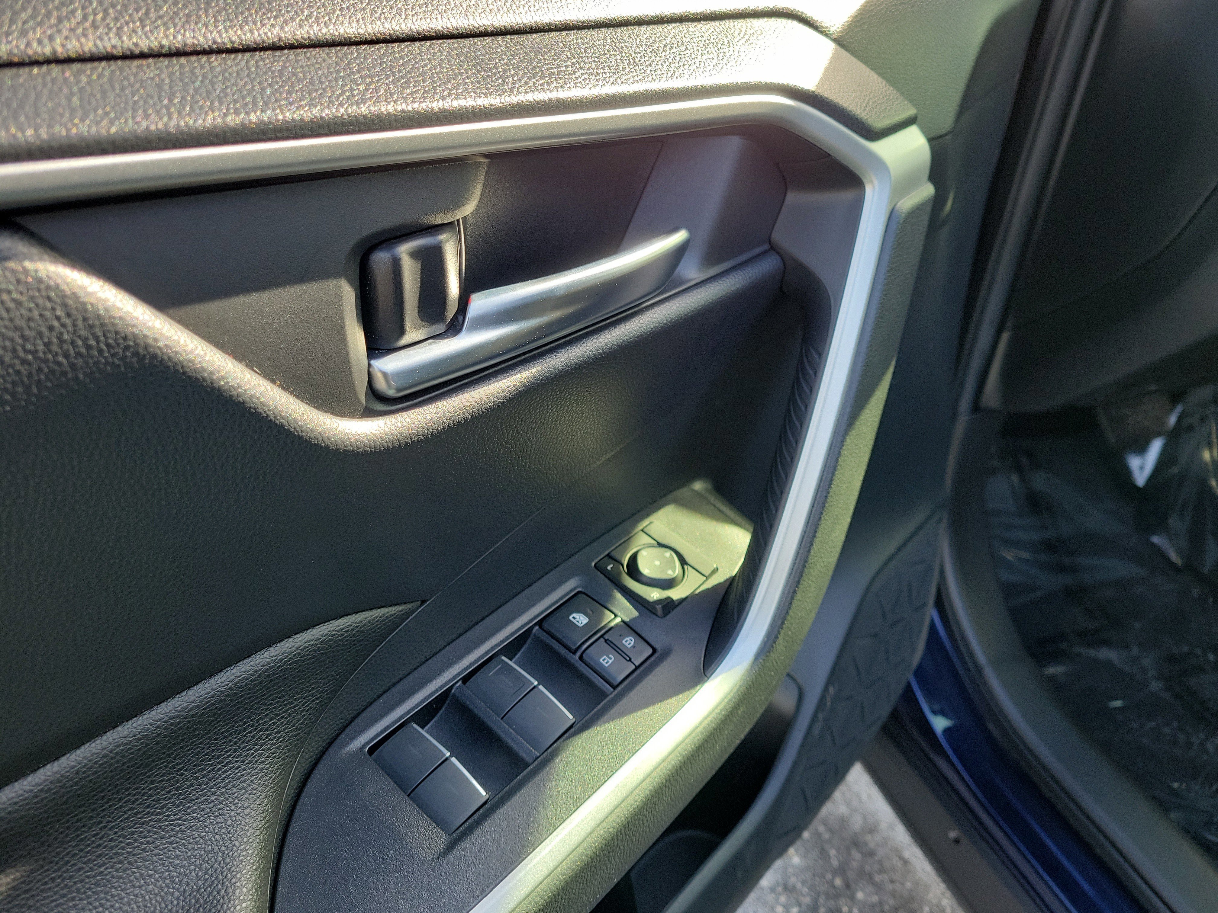 Used 2022 Toyota RAV4 XLE image 18