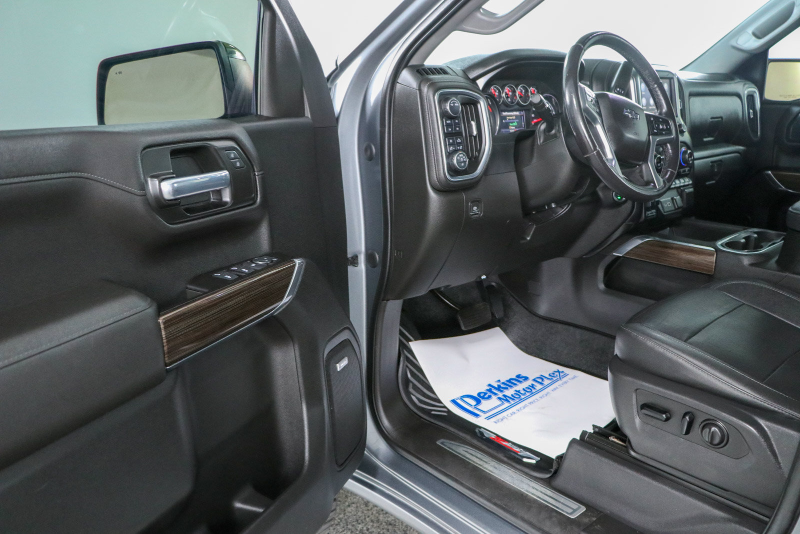 Used 2021 Chevrolet Silverado 1500 LT Trail Boss w/ Convenience Package II AWD/4WD image 4