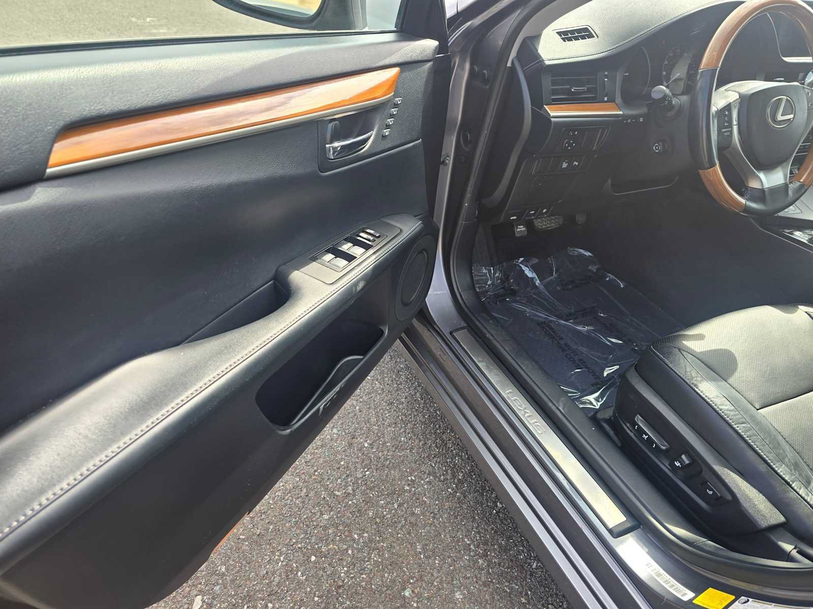 Used 2014 Lexus ES 300h w/ Luxury Package w/Bamboo Trim FWD image 20