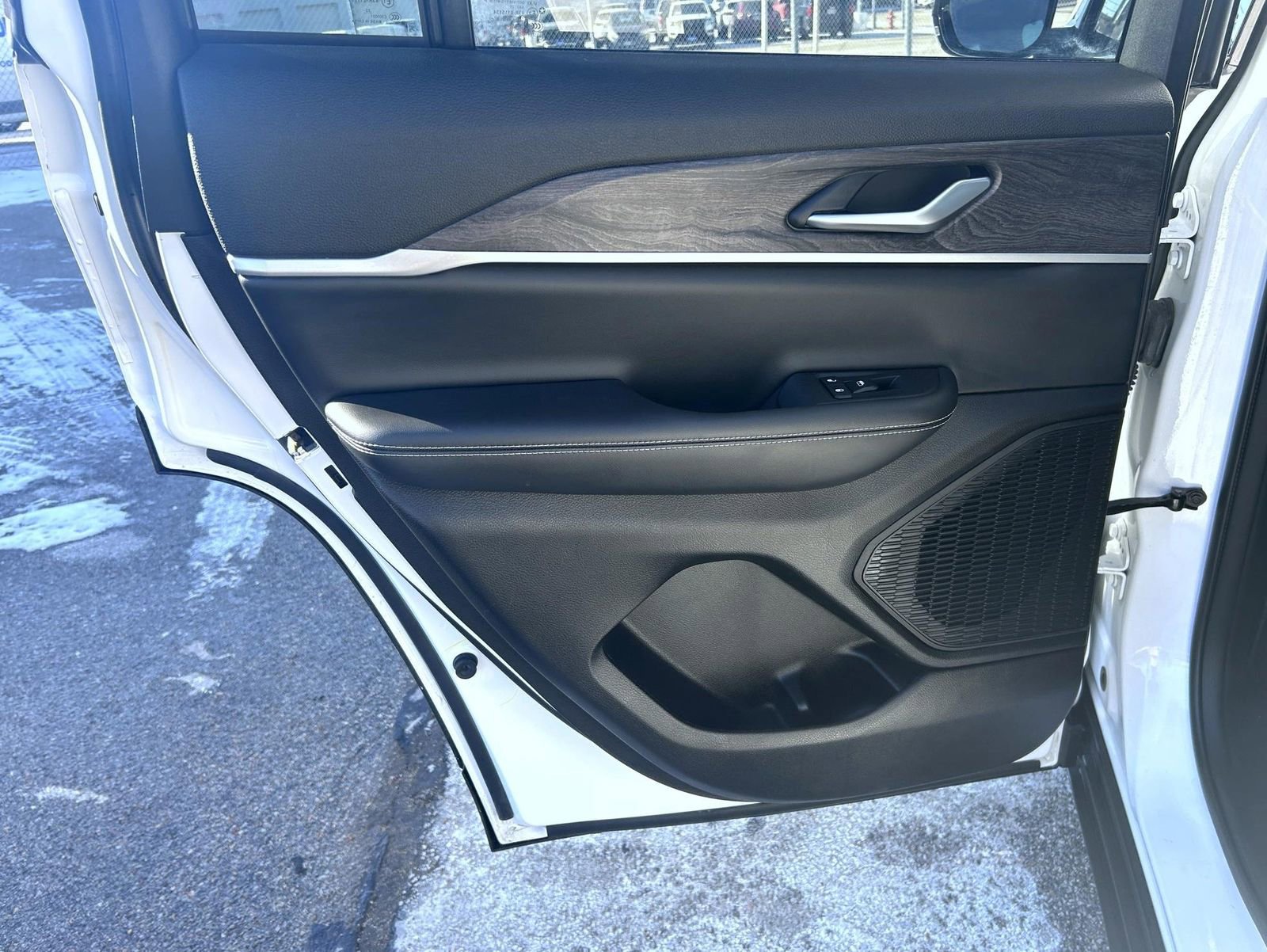 Used 2023 Jeep Grand Cherokee Limited image 17