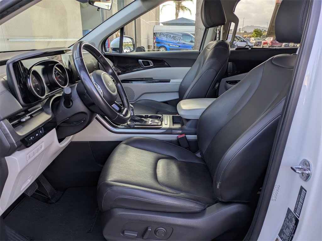 Used 2024 Kia Carnival EX image 14