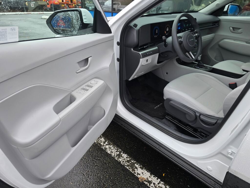 Used 2024 Hyundai Kona SE image 12