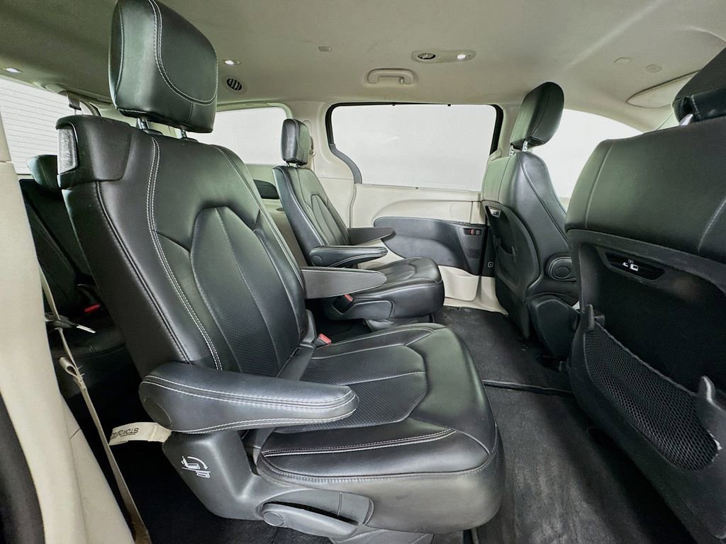 Used 2024 Chrysler Pacifica Touring-L FWD image 36