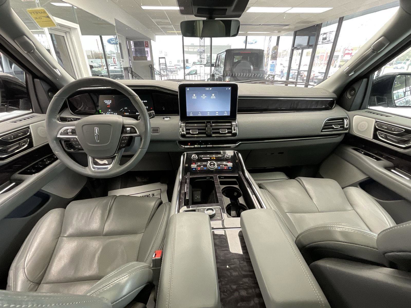 Used 2020 Lincoln Navigator L Reserve w/ Luxury Package AWD/4WD image 32