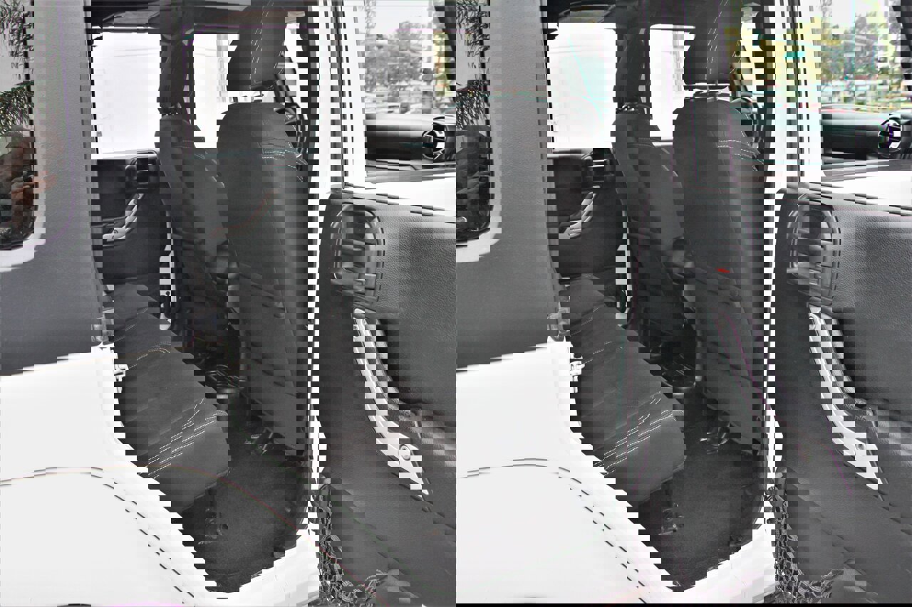 Used 2018 Jeep Wrangler Unlimited Sahara w/ Connectivity Group image 33