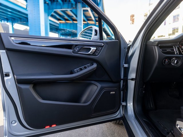 Certified 2025 Porsche Macan image 28