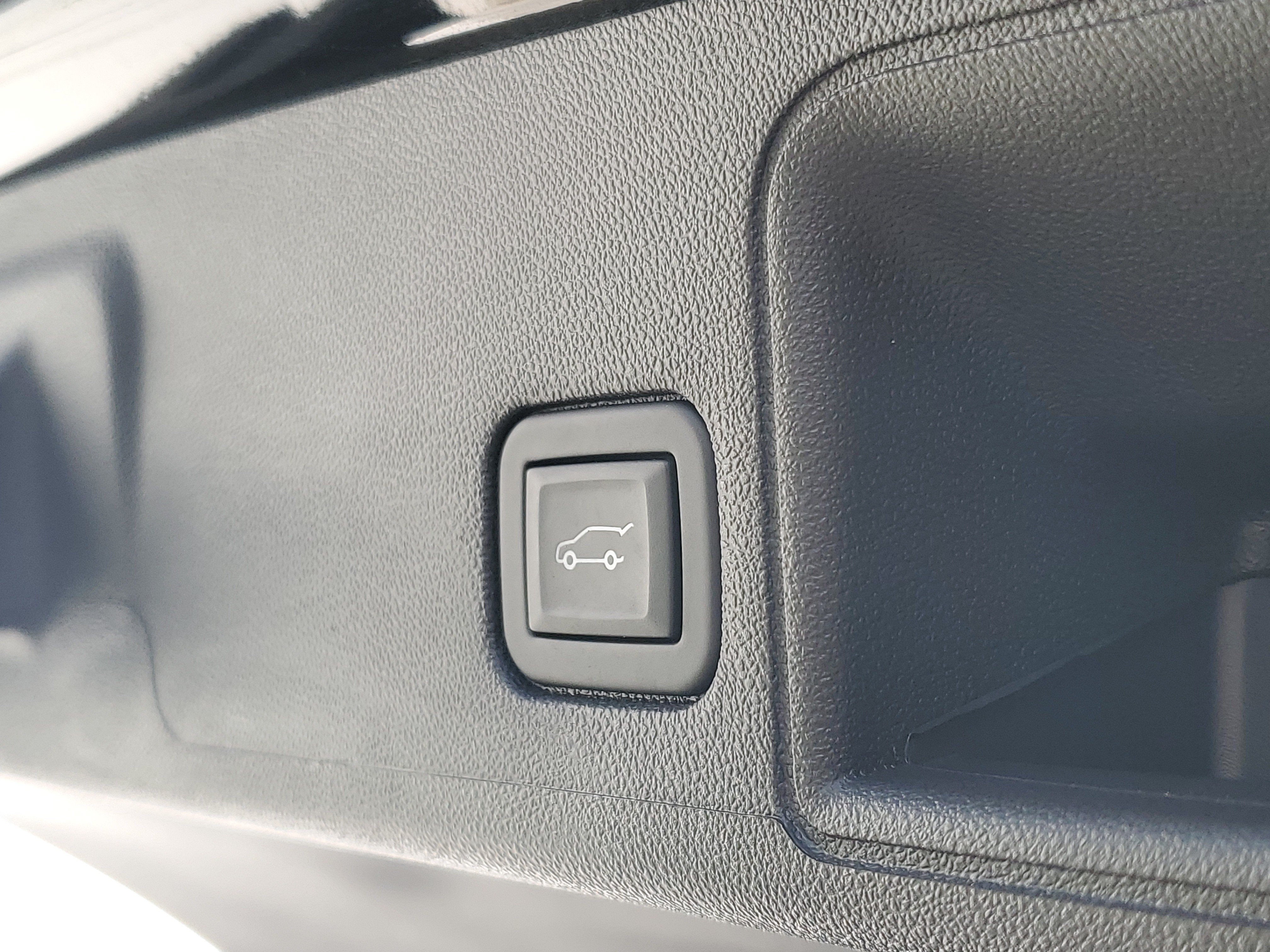 Used 2024 GMC Terrain SLE w/ Driver Convenience Package FWD image 11