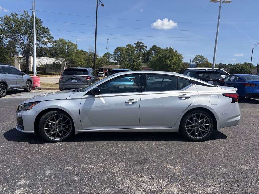 Used 2024 Nissan Altima 2.0 SR FWD image 6