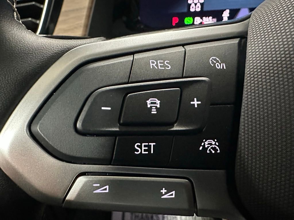 Used 2025 Volkswagen Atlas SE image 19