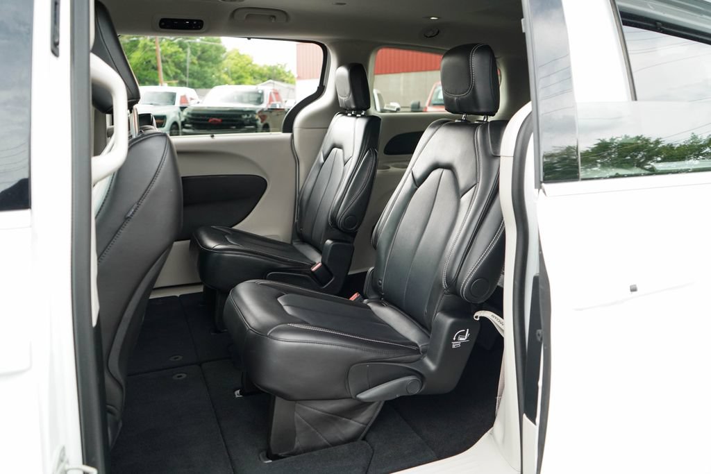 Used 2024 Chrysler Pacifica Touring-L FWD image 8