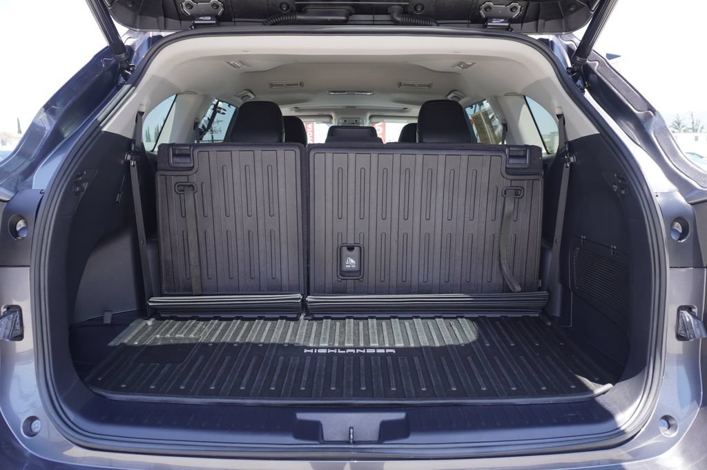 Used 2023 Toyota Highlander XLE FWD image 8