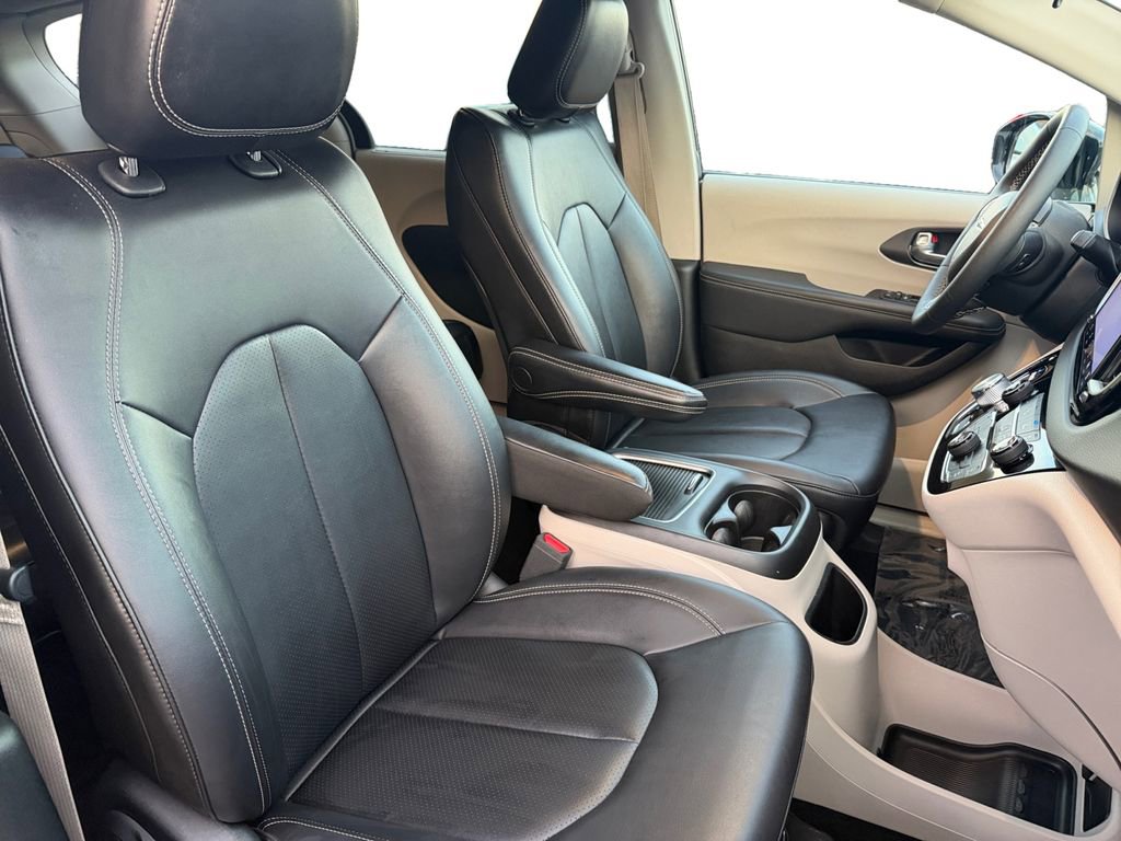 Used 2024 Chrysler Pacifica Touring-L image 15
