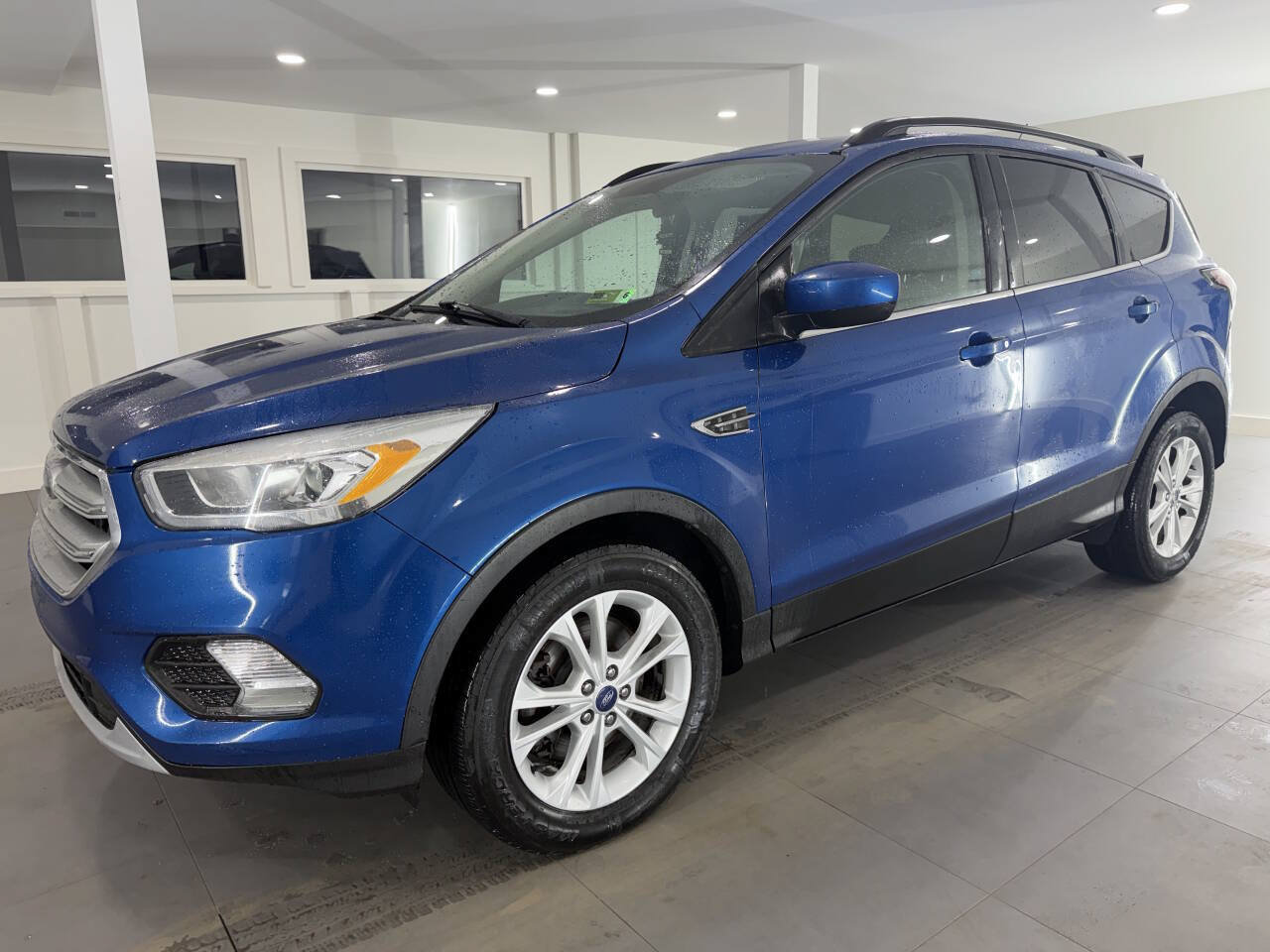Used 2017 Ford Escape SE w/ Equipment Group 201A AWD/4WD image 2