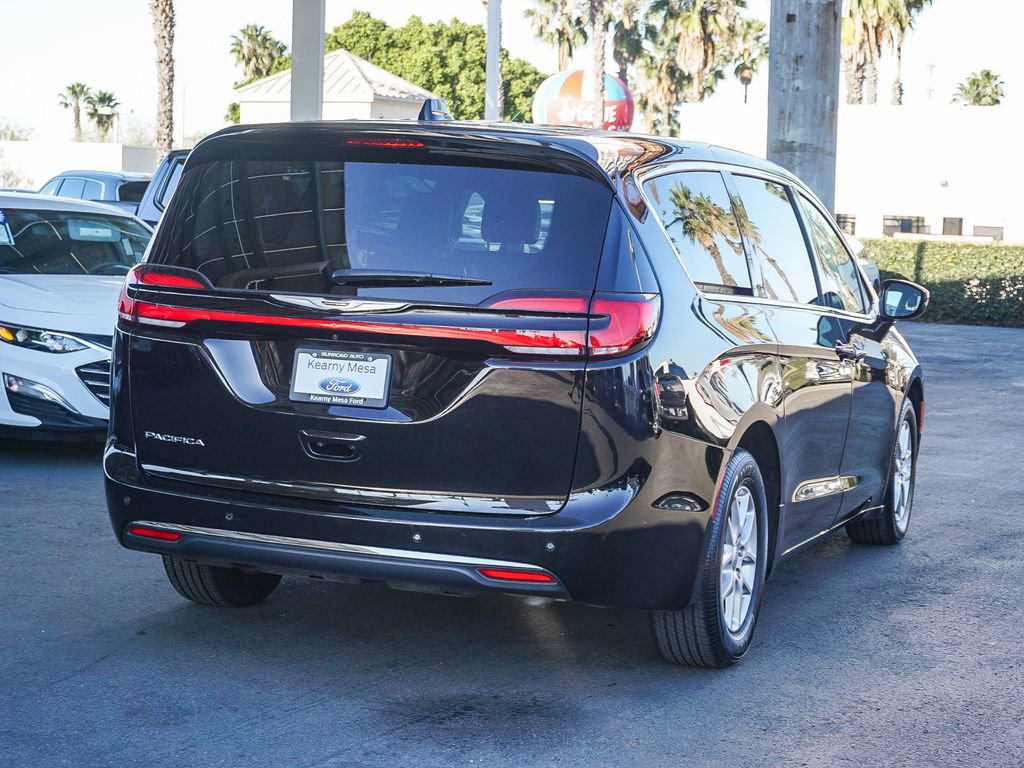 Used 2024 Chrysler Pacifica Touring-L FWD image 7