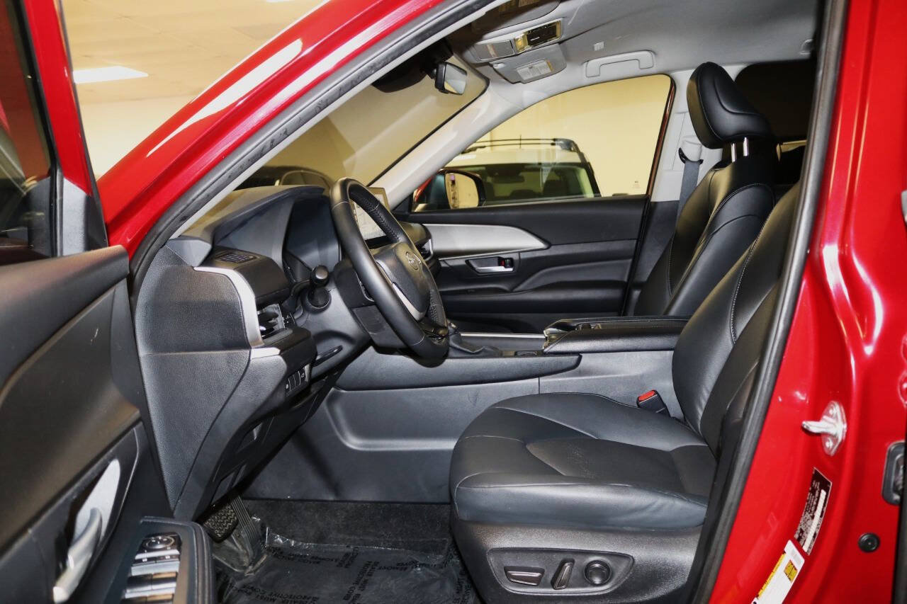 Used 2024 Toyota Grand Highlander AWD image 13