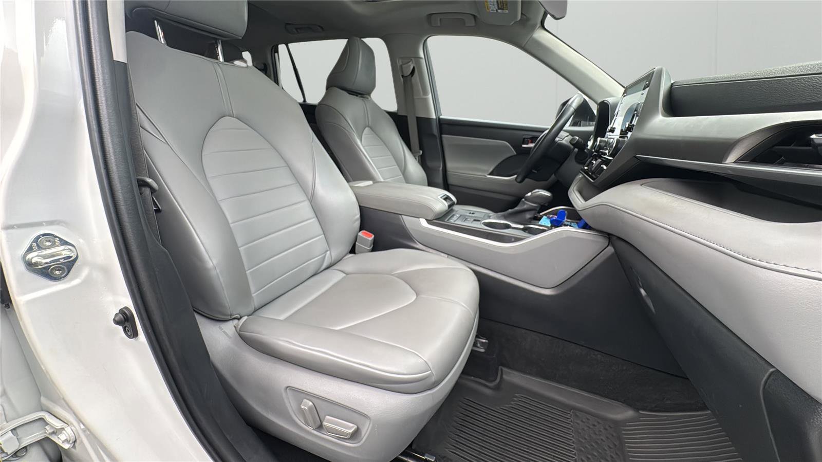 Used 2020 Toyota Highlander XLE FWD image 18