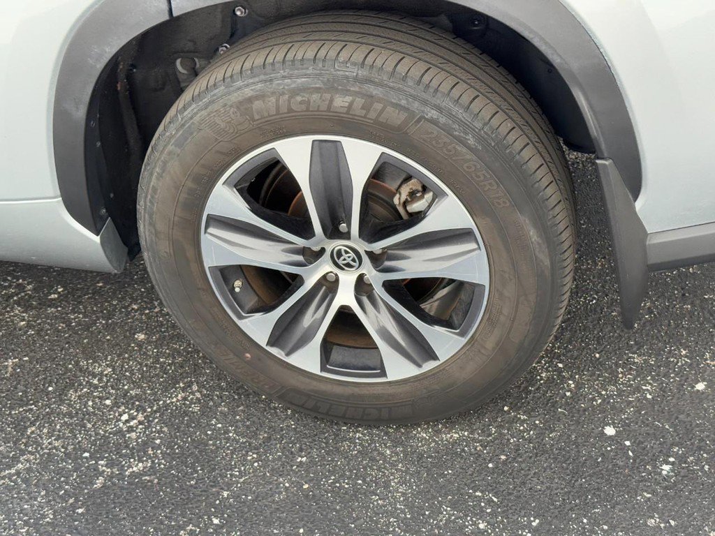 Certified 2023 Toyota Highlander AWD image 5