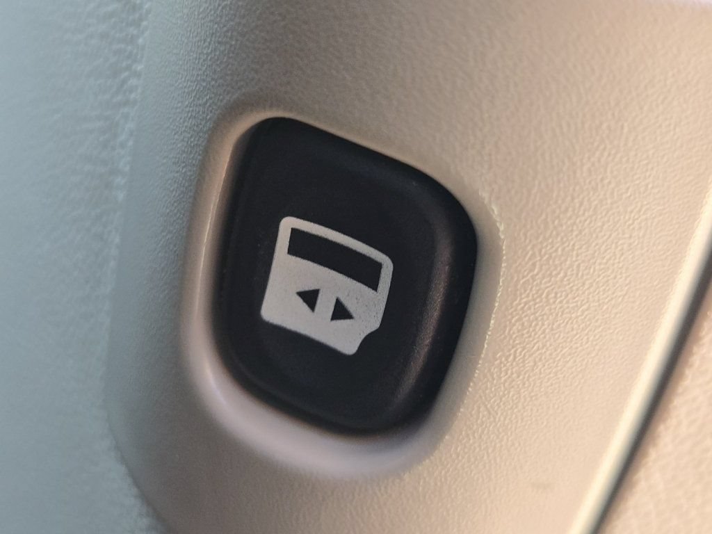 Used 2016 Chrysler Town & Country Touring FWD image 25