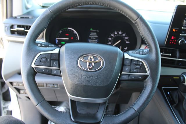 Used 2023 Toyota Sienna XLE w/ XLE Plus Package FWD image 16